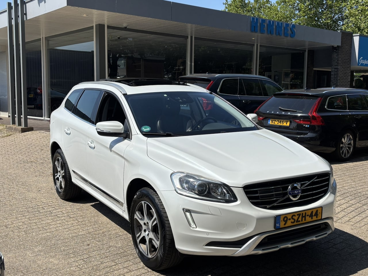 Volvo XC60 - 2.0 T5 245pk Au8 Summum Pano keyless ACC Standkachel - AutoWereld.nl