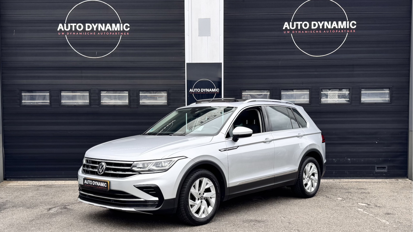 Volkswagen Tiguan - 1.5 TSI R-Line Business+ DSG Panoramadak | HUD | Navi - AutoWereld.nl