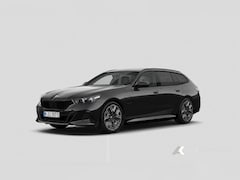 BMW 5-serie Touring - 530e xDrive M Sport | Bowers & Wilkins | 360° Camera | Trekhaak | Iconic Glow | Head-Up |