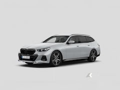 BMW 5-serie Touring - 530e xDrive M Sport | Bowers & Wilkins | 360° Camera | Trekhaak | Iconic Glow | Head-Up |