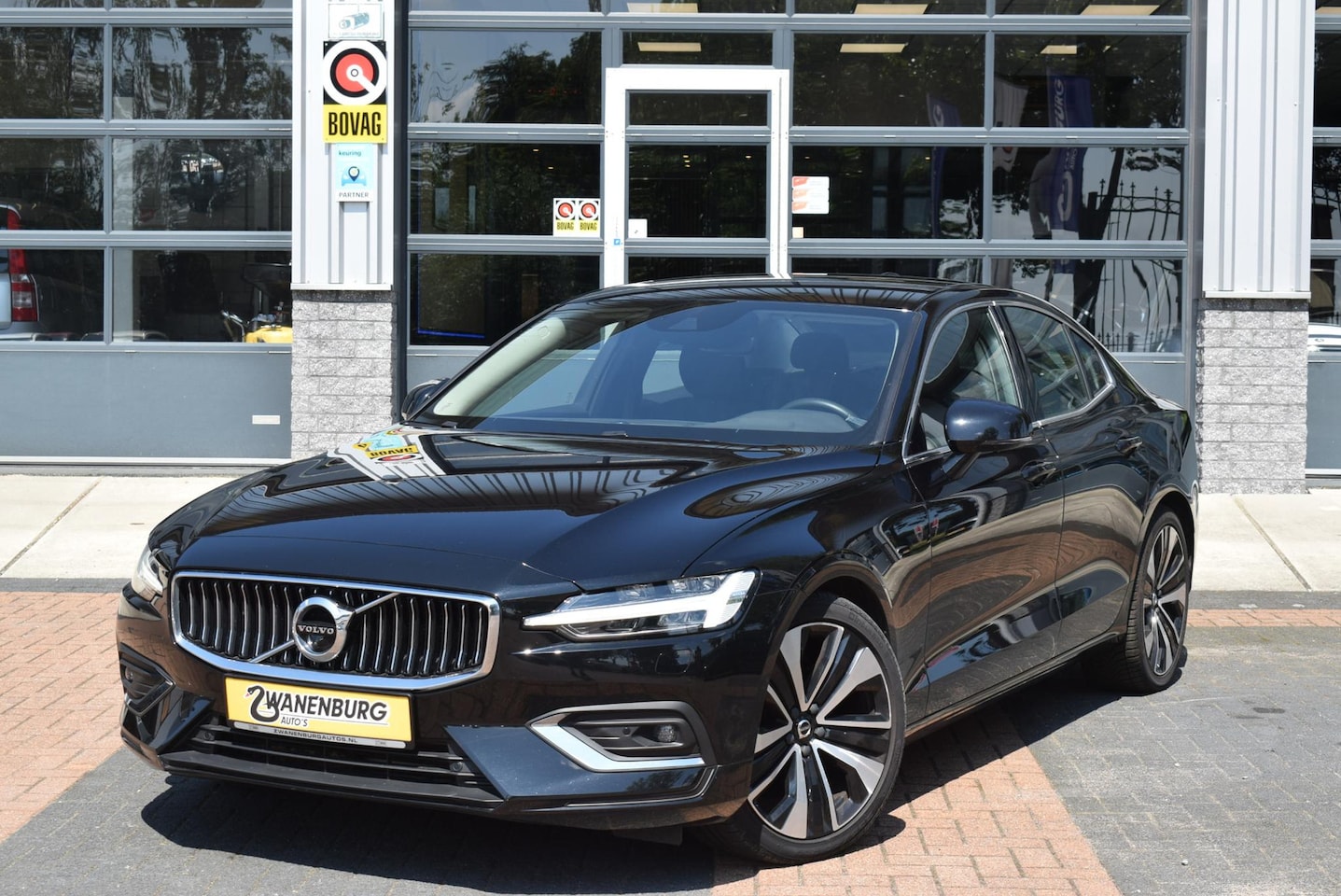 Volvo S60 - 2.0 T4 R-Design Navi camera Leder 360 camera Km 32.500!! - AutoWereld.nl