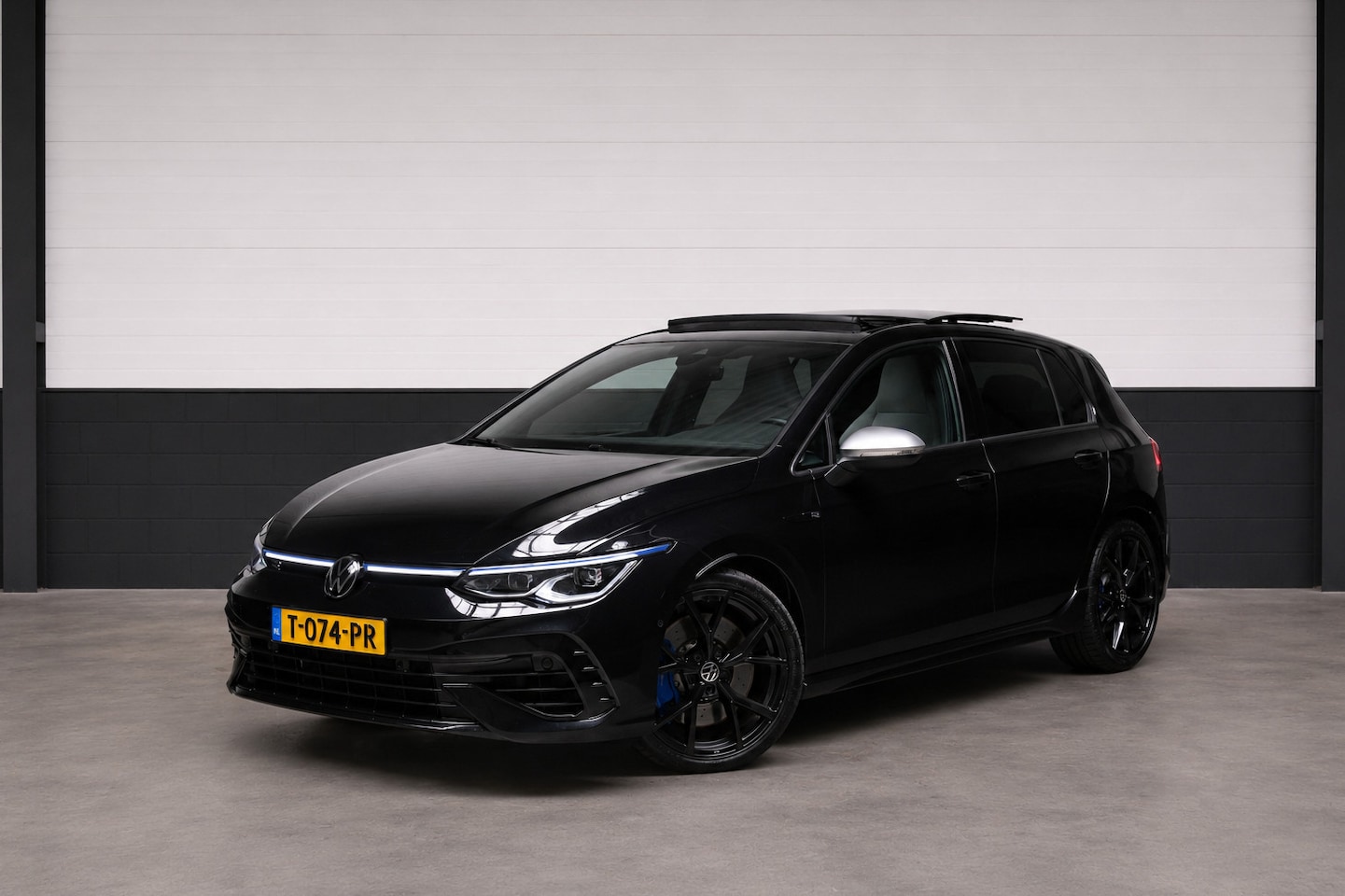 Volkswagen Golf - 2.0 TSI R 4Motion Pano IQ Light Camera - AutoWereld.nl