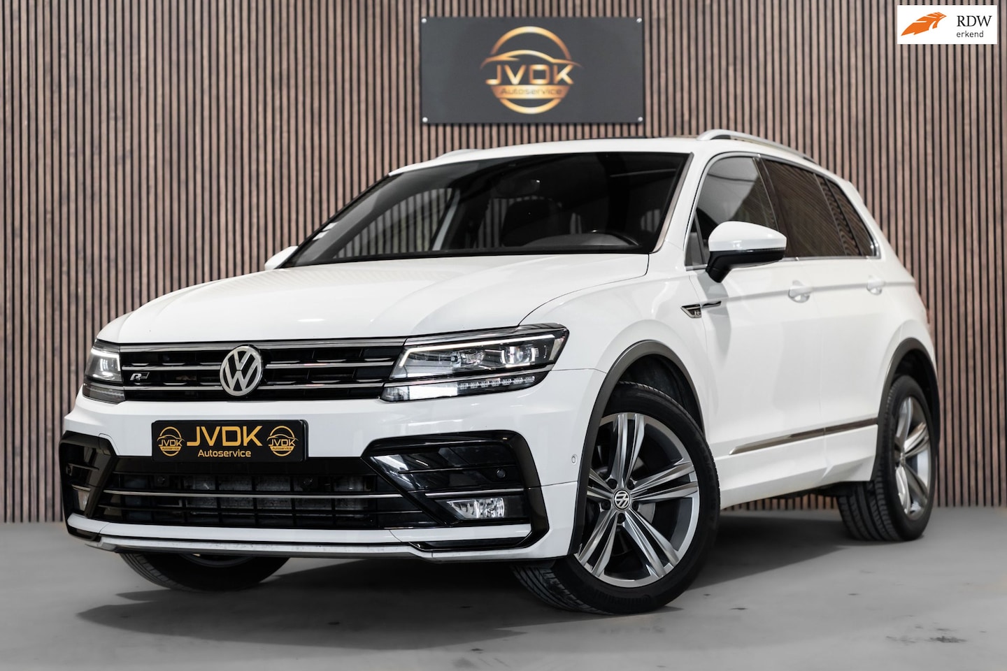 Volkswagen Tiguan - 2.0 TSI 4Motion R-Line DSG PANO LED CAMERA LEDER FULL - AutoWereld.nl