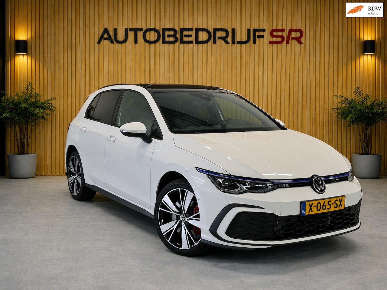 Volkswagen Golf - 1.4 eHybrid GTE Pano! Hud! Side Asisst! Keyless! iQ! Camera! Stoelverwarming! Stuurverwarm - AutoWereld.nl