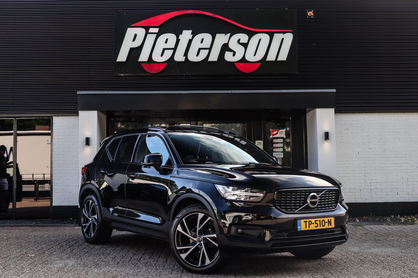 Volvo XC40 - 1.5 T3 R-Design BTW PANO H&K CAMERA EXPORT EX BPM - AutoWereld.nl