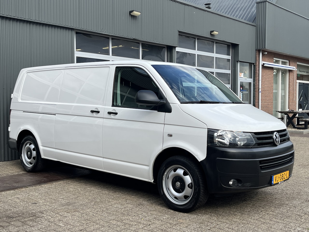 Volkswagen Transporter - 2.0 TDI L2H1 Automaat Trekhaak 2500kg Airco Cruise controle Kastinrichting Omvormer Parkee - AutoWereld.nl
