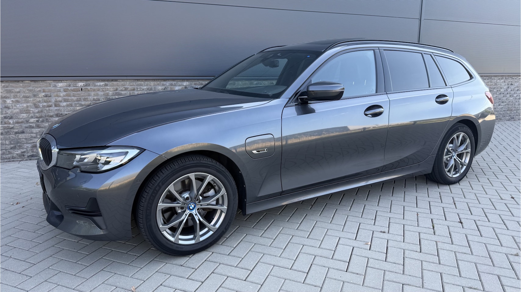 BMW 3-serie Touring - 320e High Executive Panoramadak / Sportline pakket / Trekhaak - AutoWereld.nl