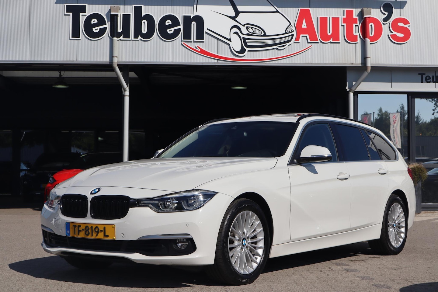 BMW 3-serie Touring - 320i | Automaat | Panoramadak | Leder | Camera | Trekhaak - AutoWereld.nl