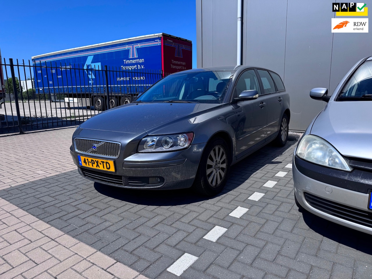 Volvo V50 - 2.4i Momentum | Automaat | Onderhoudhistorie | Airco | Cruise control | Half leder | 2 sle - AutoWereld.nl