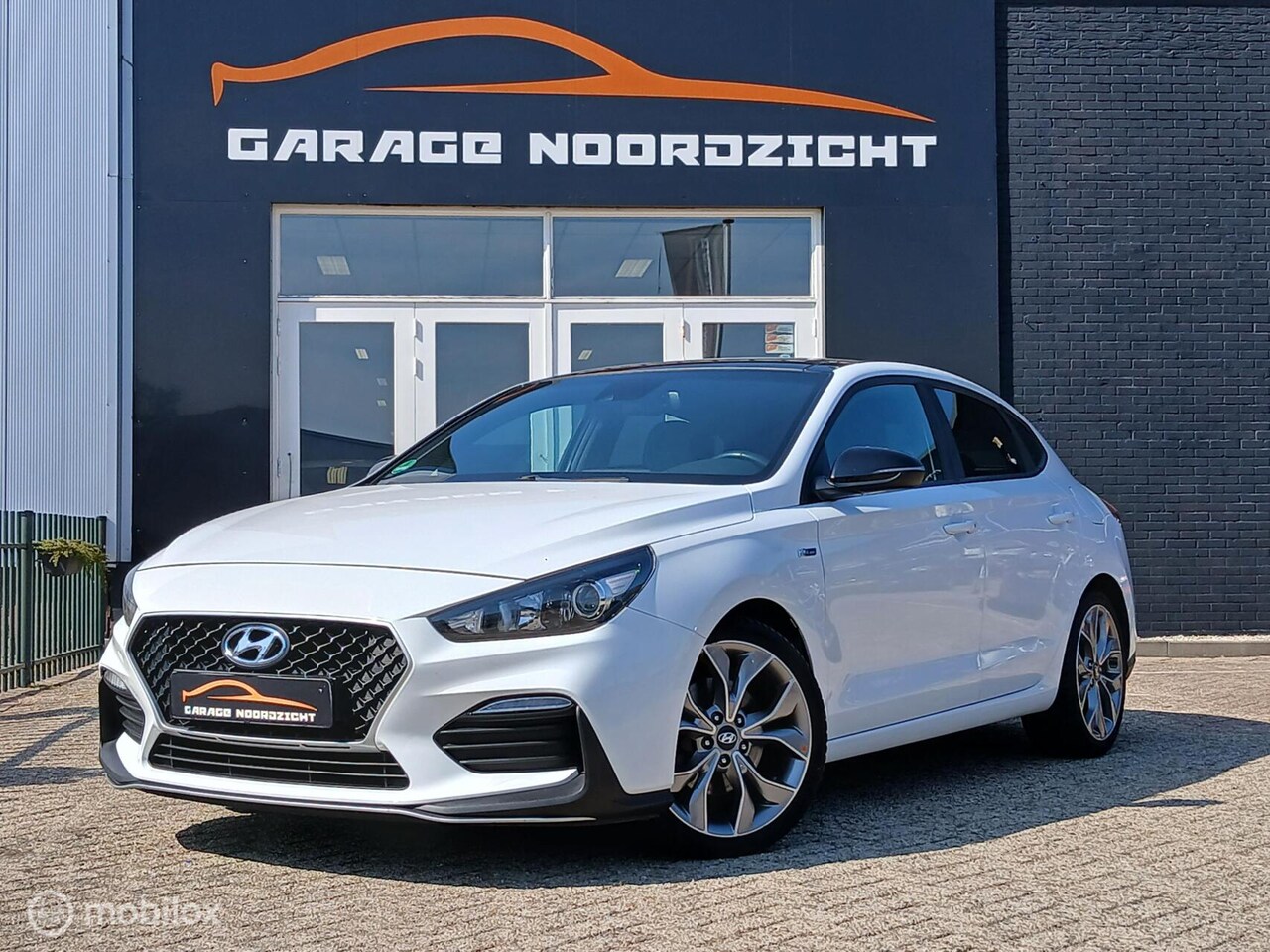 Hyundai i30 Fastback - 1.4 N-Line 140PK Panorama Dak - AutoWereld.nl