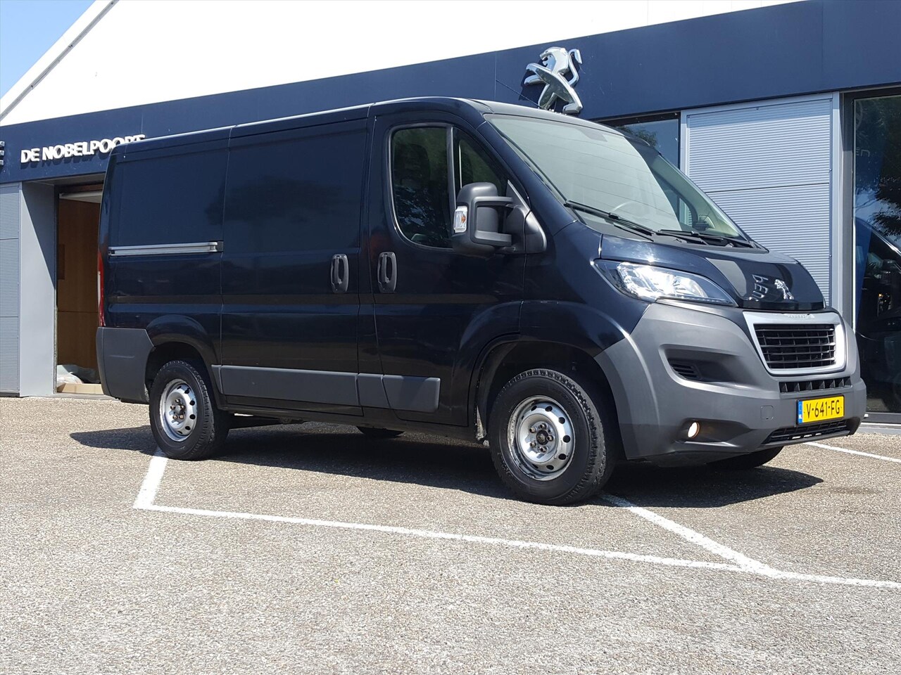 Peugeot Boxer - 330 L1H1 BlueHDi130PK Premium Pack Led | Camerahulp achter | Airco | KleurNavigatie TomTom - AutoWereld.nl