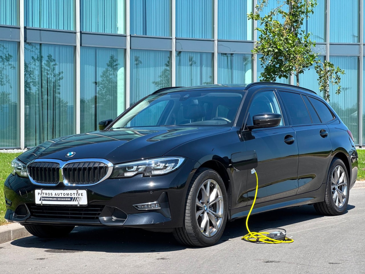 BMW 3-serie Touring - 320e Sport Line PHEV // Panorama Dak // Navi // LED // Cruise // PDC - AutoWereld.nl