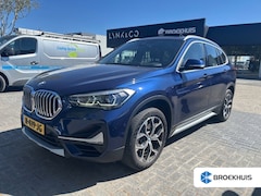 BMW X1 - sDrive20i VDL Nedcar Edition | Glazen panorama-daK | Trekhaak | Navigatie | App connect |
