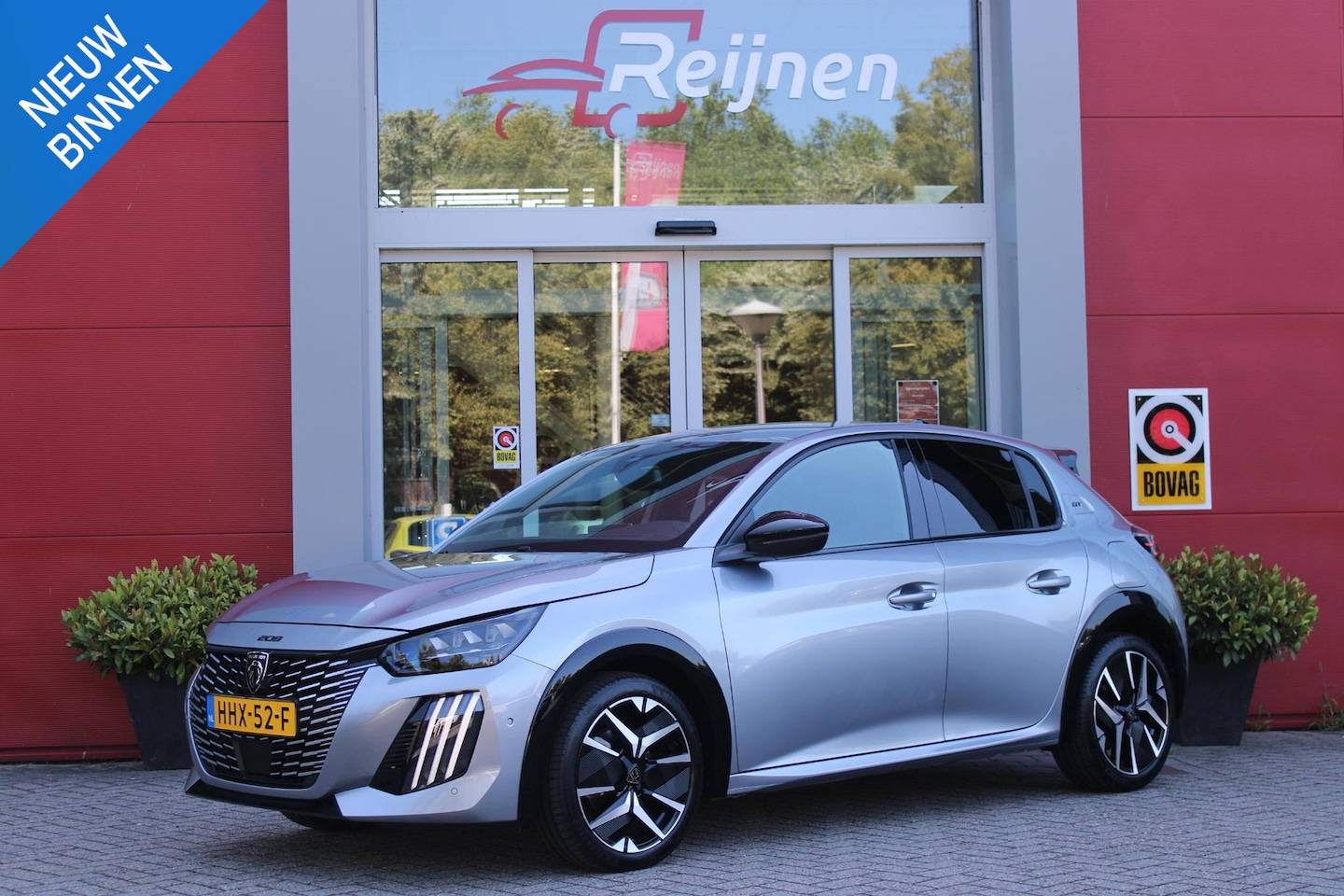 Peugeot 208 - 1.2 Hybrid 145PK AUTOMAAT GT | CAMERA VOOR + ACHTER | NAVIGATIE | DRAADLOZE APPLE CARPLAY/ - AutoWereld.nl