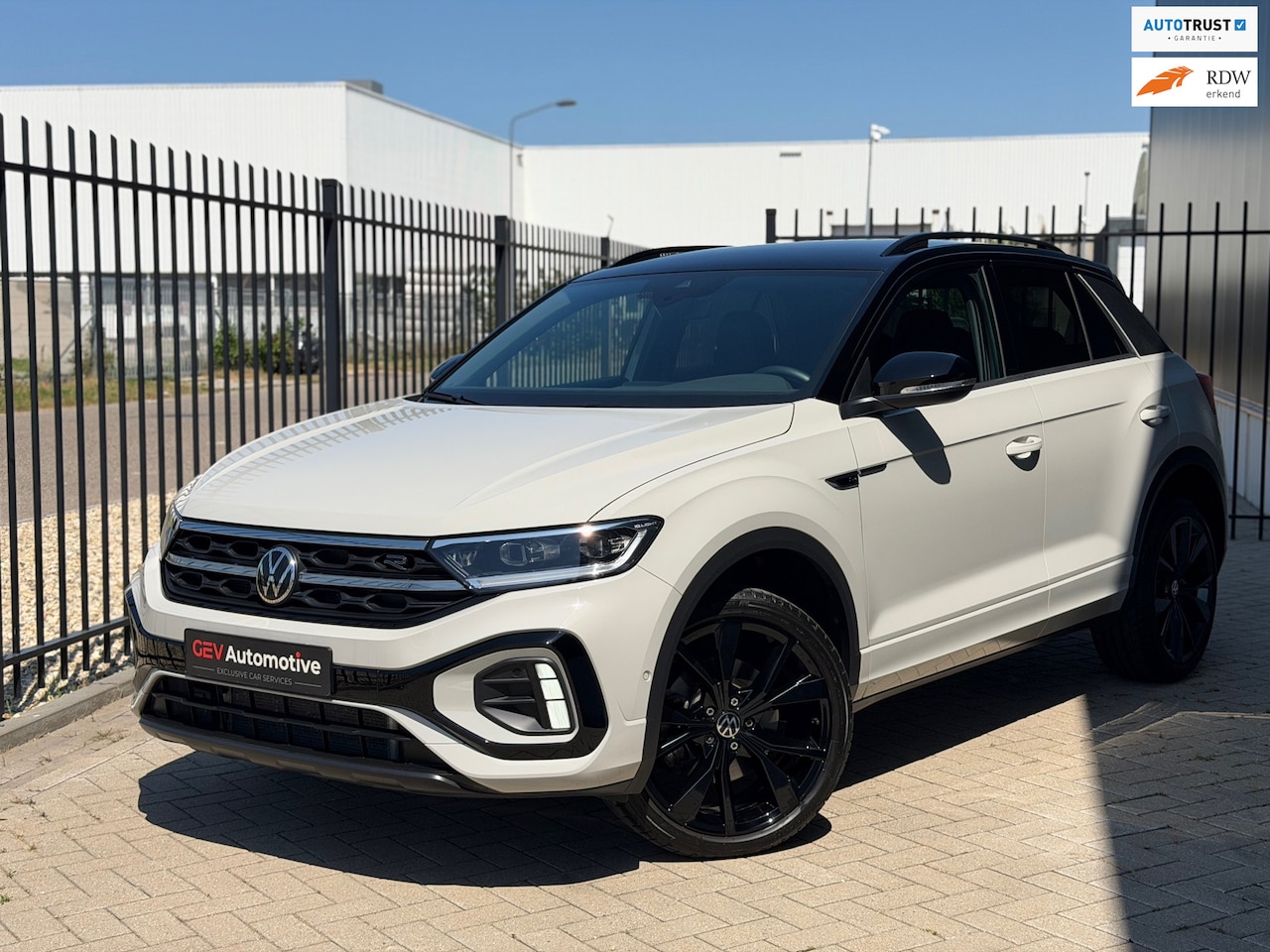 Volkswagen T-Roc - 1.5 TSI R-Line Virtual Keyless IQ Lights IQ Drive Stoelverwarming - AutoWereld.nl