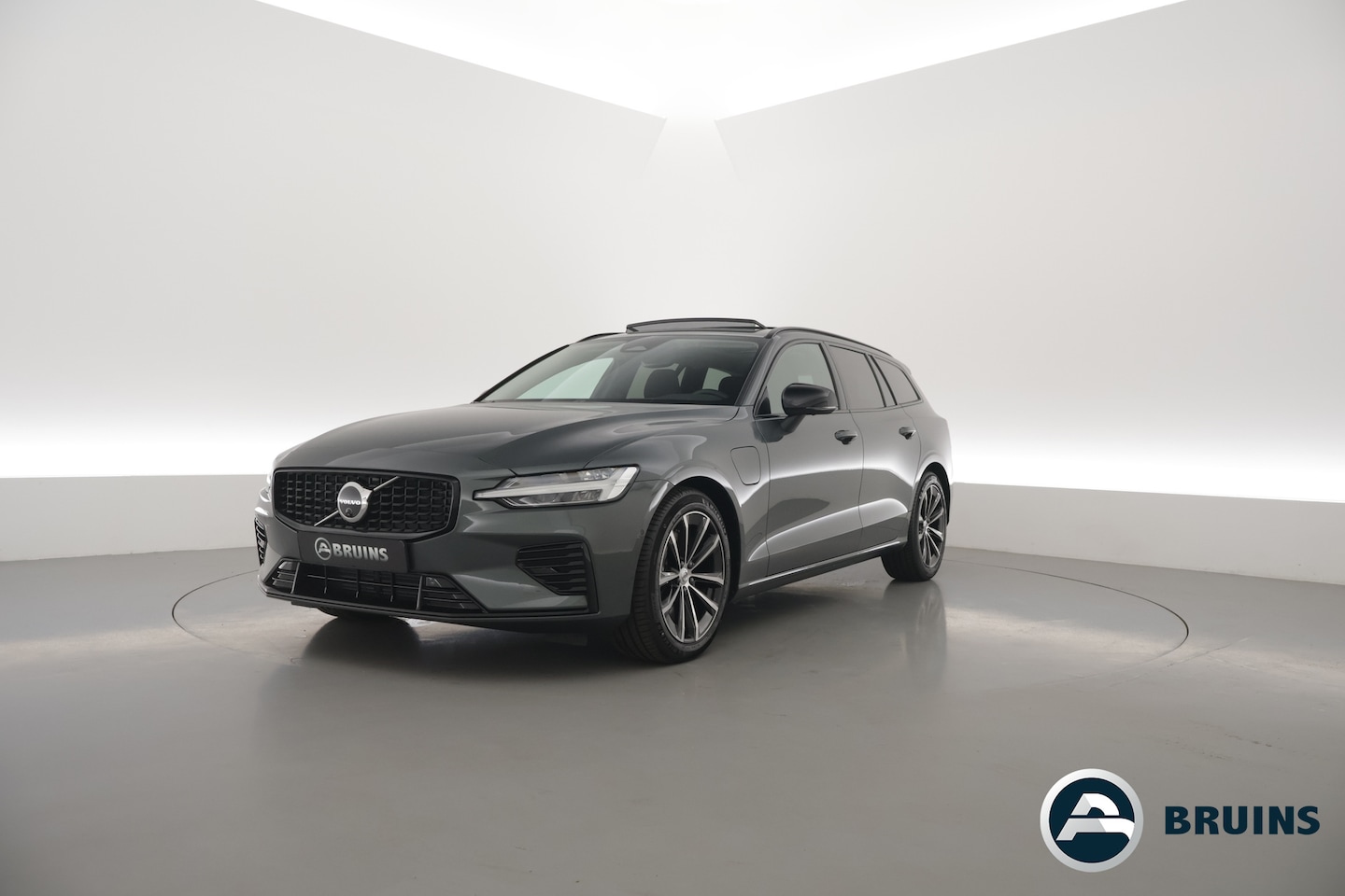 Volvo V60 - 2.0 T6 Plug-in hybrid AWD Plus Dark | Forest Lake | Pano | Head-Up | Harman Kardon | 360ca - AutoWereld.nl
