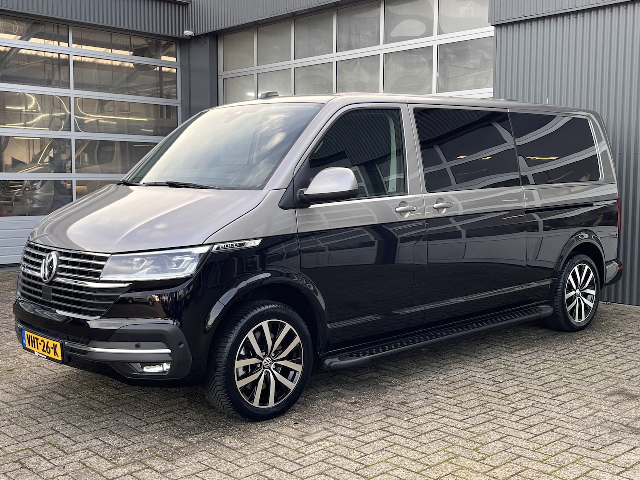 Volkswagen Transporter - T6.1 2.0 TDI L2H1 200 pk DC 4 Motion Highline Bulli 2x elektrische schuifdeuren en achterk - AutoWereld.nl