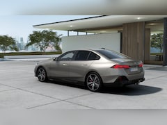 BMW 5-serie - 530e M Sport Automaat / Panoramadak / Trekhaak / Achteruitrijcamera / Adaptieve LED / M Sp