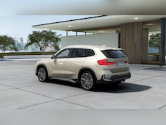 BMW iX1 - eDrive20 xLine / Panoramadak / Trekhaak / Sportstoelen / Adaptieve LED / Head-Up / Parking