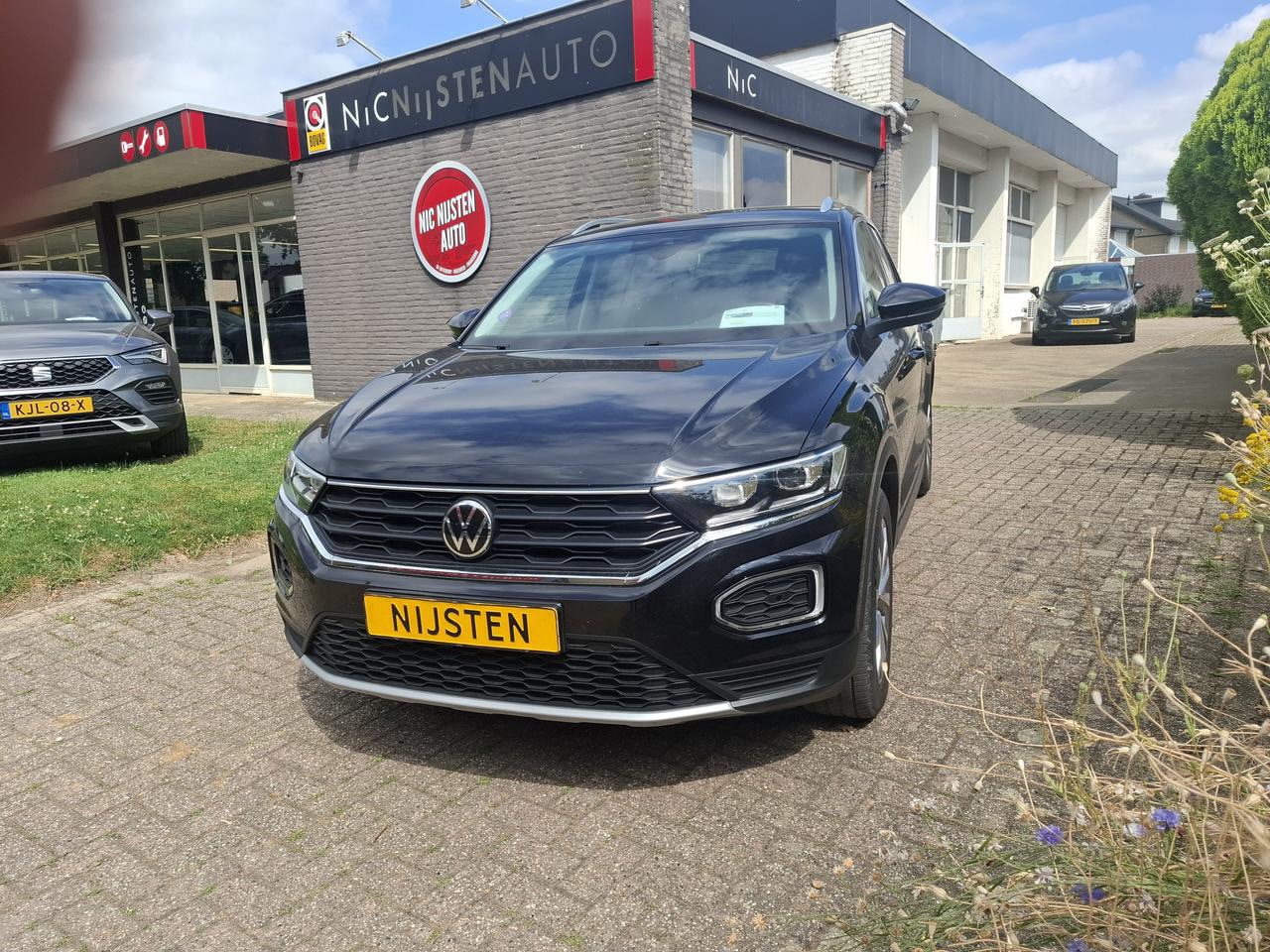 Volkswagen T-Roc - 1.5 TSI Navi, Trekhaak, ACC, Camera - AutoWereld.nl