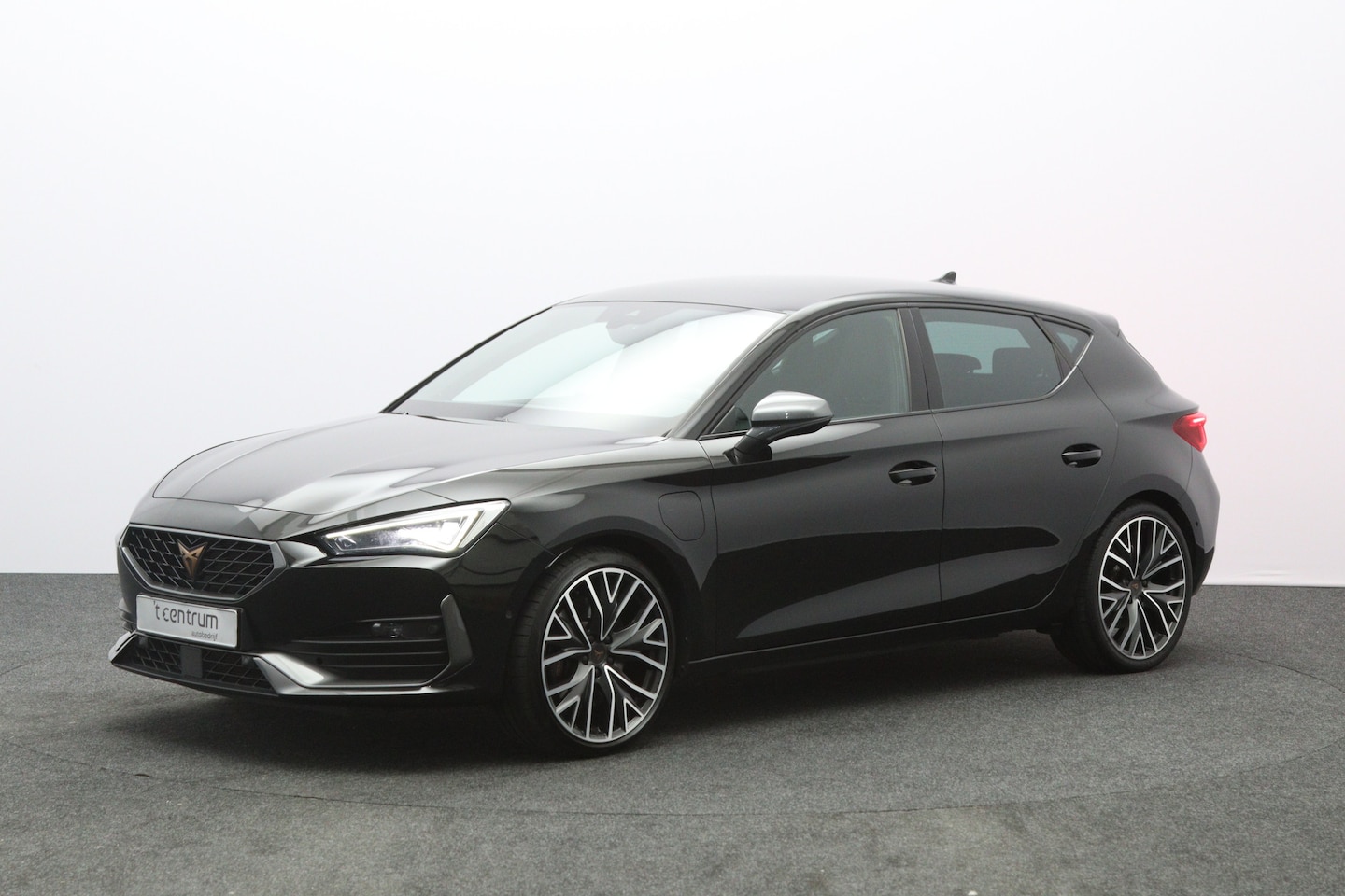 CUPRA Leon - 1.4 e-Hybrid VZ 245 Performance, 19" LM Velgen, Winterpakket, Camera, Adap. Cruise Control - AutoWereld.nl