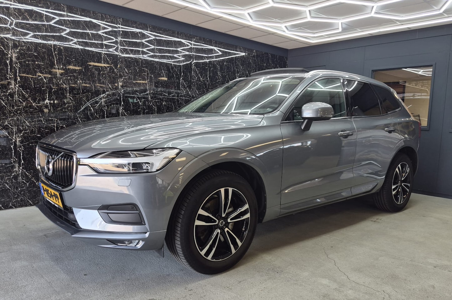Volvo XC60 - 2.0 T5 Inscription /pano /Harman Kardon/ stoelverwarming / achteruitrij camera - AutoWereld.nl