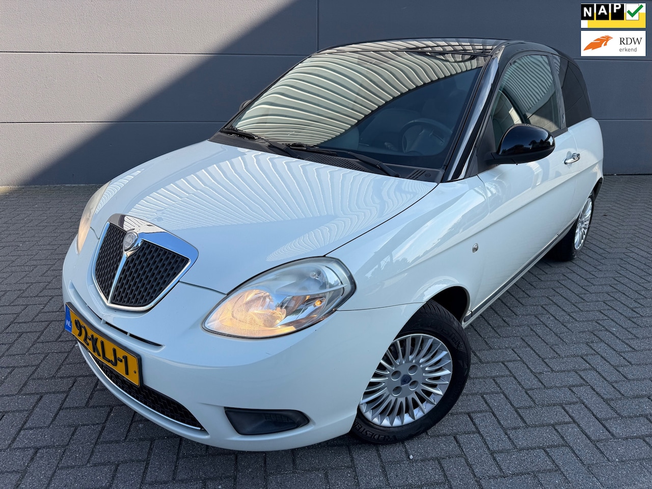 Lancia Y(psilon) - Ypsilon 1.2 Argento * Navigatie * Airco * Elktrishe Ramen - AutoWereld.nl
