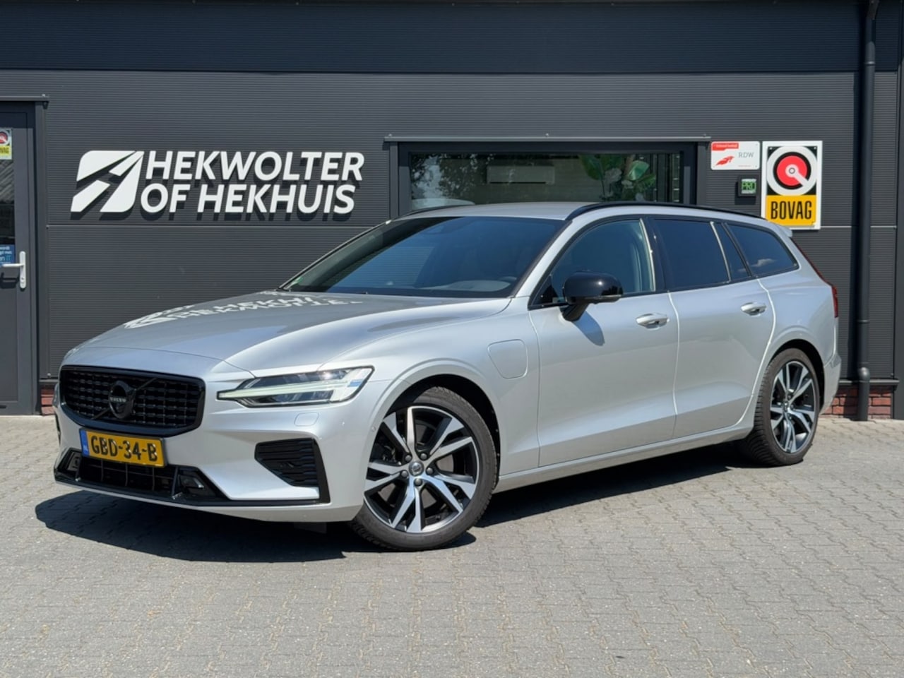 Volvo V60 - T6 Recharge AWD R-Design | B&W | Trekhaak | 360 | LEDER | ACC - AutoWereld.nl