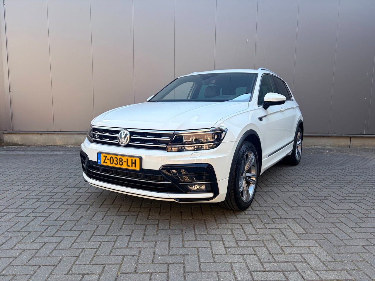 Volkswagen Tiguan - 1.5 TSI ACT Highline Business R-Line | LED | Navi | Multi Media - AutoWereld.nl