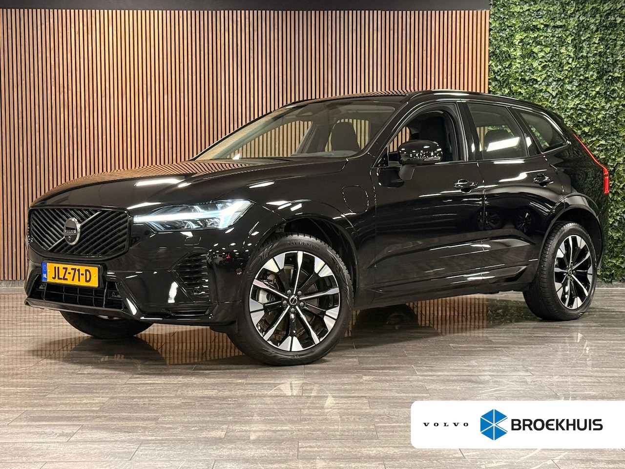 Volvo XC60 - T6 AWD Recharge Ultra Dark | Facelift | Luchtvering | Trekhaak | All Season banden | 360° - AutoWereld.nl