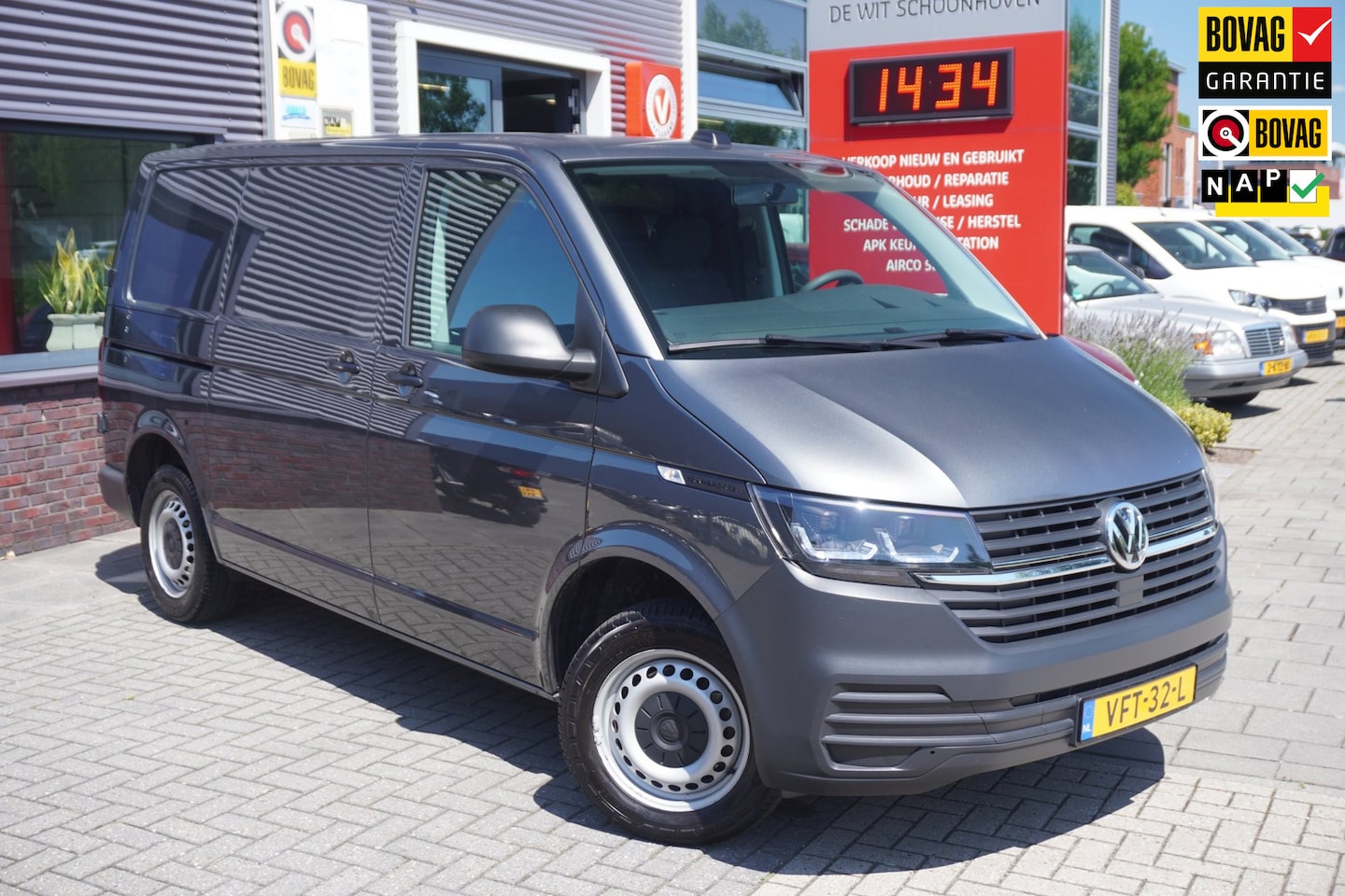 Volkswagen Transporter - 2.0 TDI L1H1 26 Economy Business / Carplay / Cruise control / Trekhaak - AutoWereld.nl