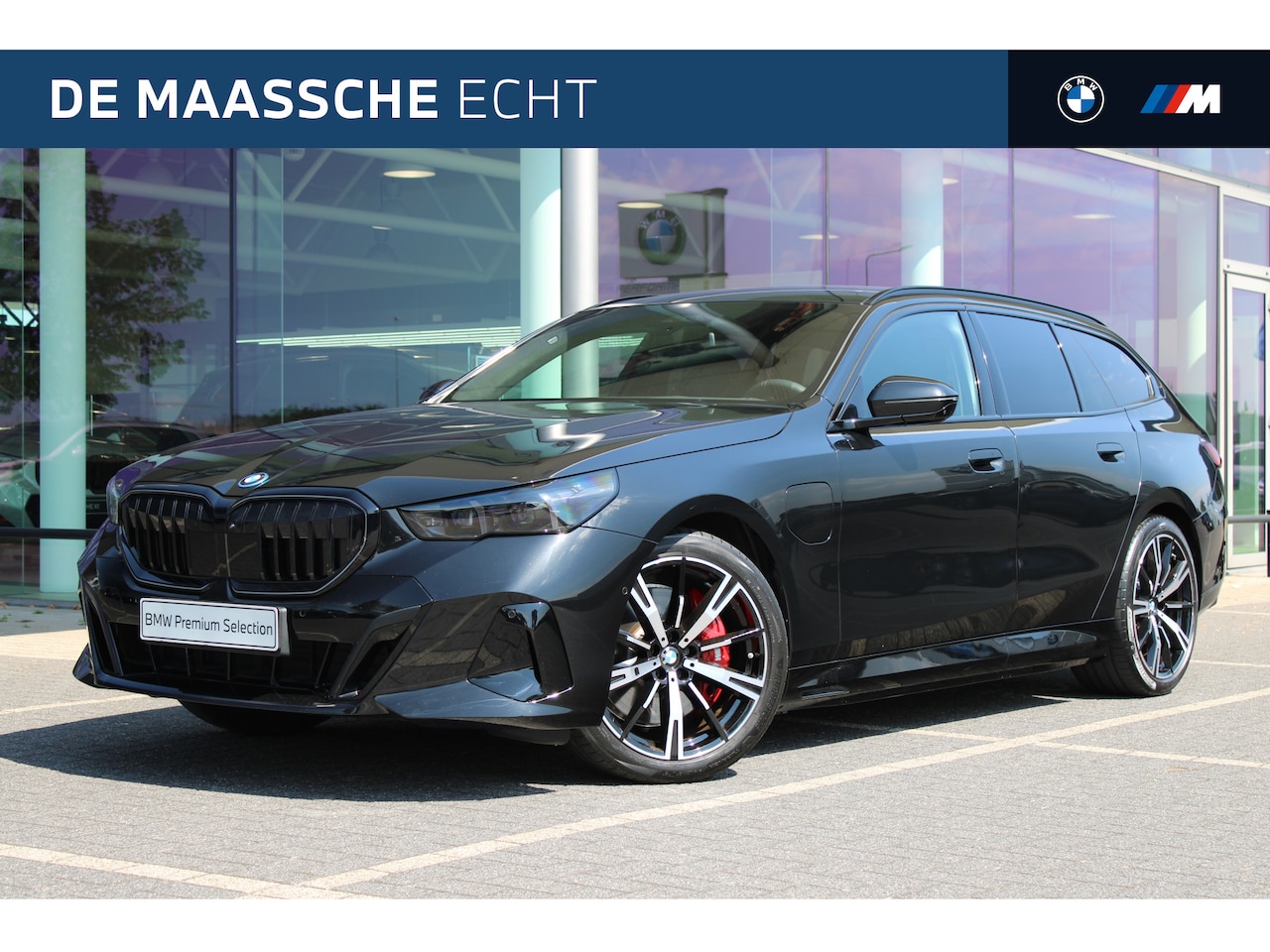 BMW 5-serie Touring - 550e xDrive M Sport Automaat / Trekhaak / Panoramadak / Comfort Access / Adaptieve LED / S - AutoWereld.nl