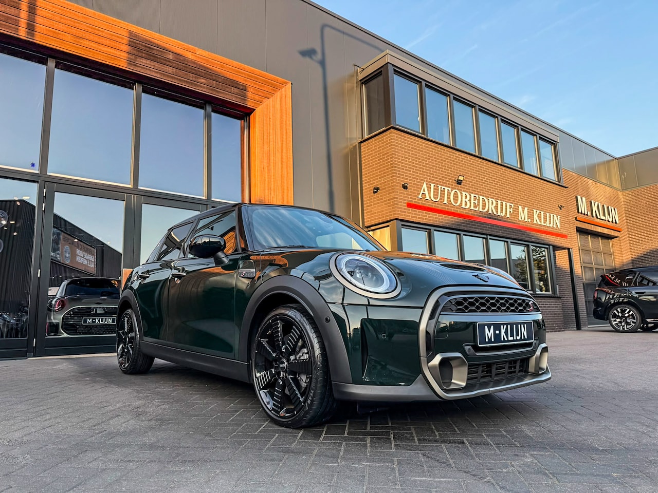 MINI Cooper S - Mini 2.0 Resolute Edition 5drs aut 178pk/Rebelgreen/Navi/Camera/Ned auto - AutoWereld.nl