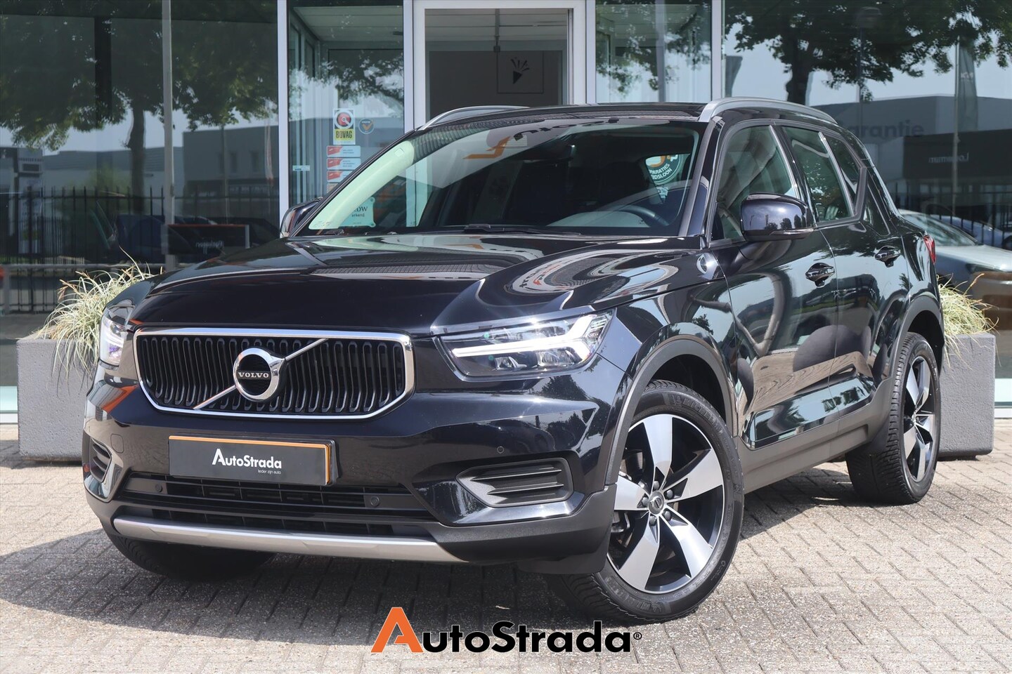 Volvo XC40 - T2 Momentum 129pk Geartronic | Camera | Trekhaak | LED | Carplay | Cruise | Climate - AutoWereld.nl