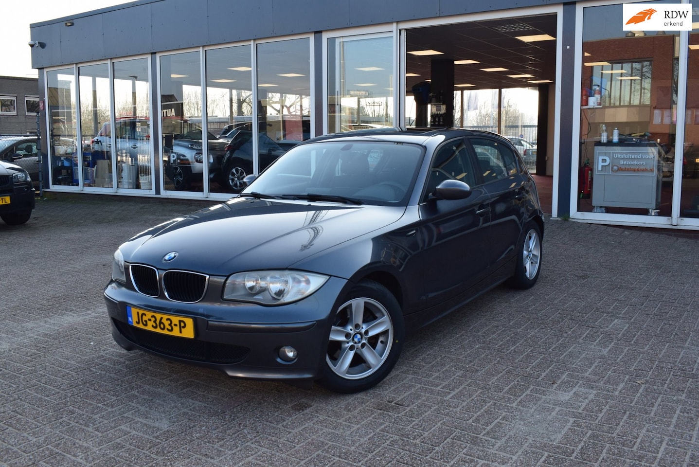 BMW 1-serie - 120i Executive | AUTOMAAT | DAKRAAM| AIRCO | STOELVERWARMING | PARKEERSENSOREN - AutoWereld.nl