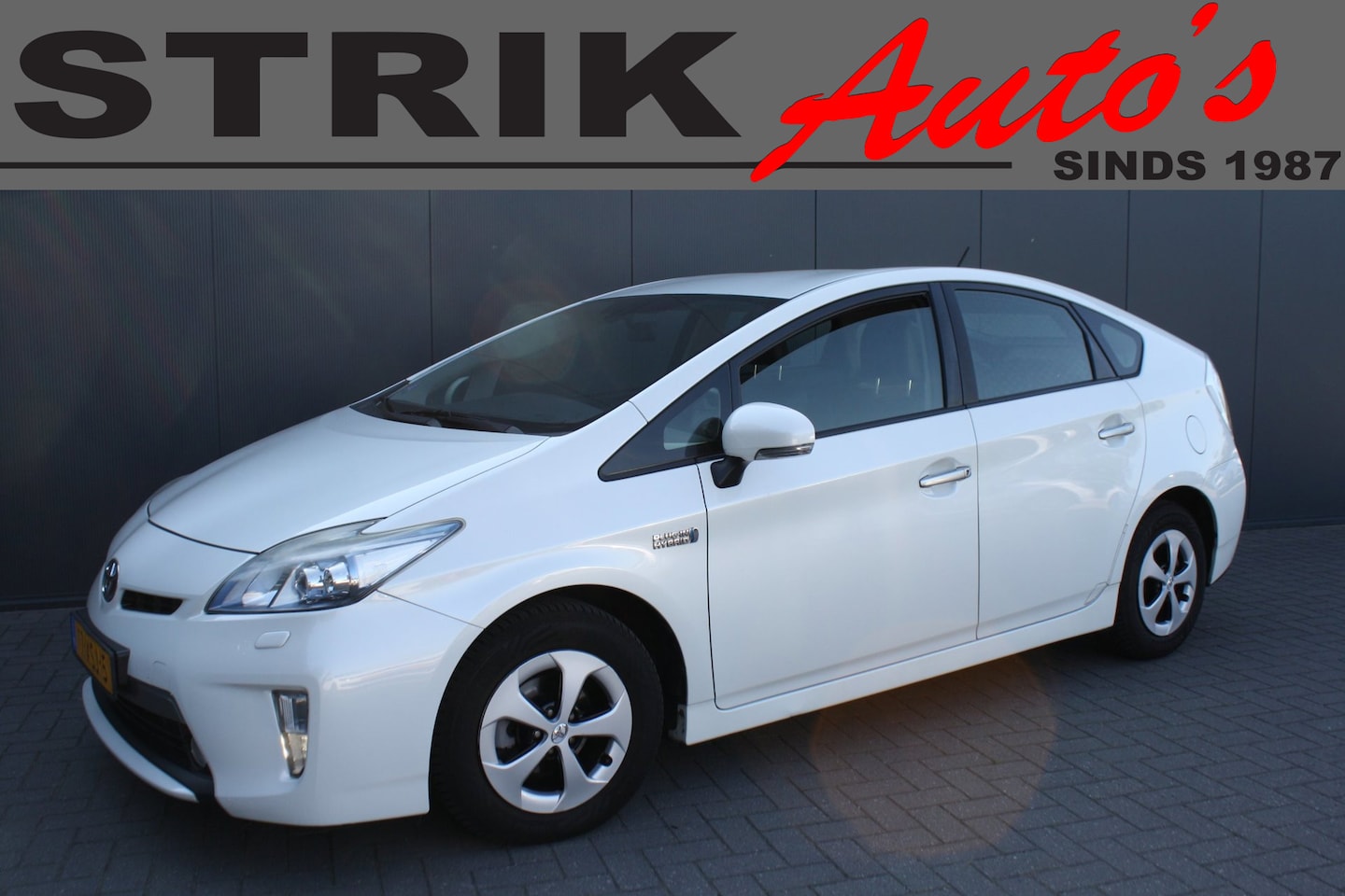 Toyota Prius - 1.8 Plug-in Dynamic Business - NAVIGATIE - CAMERA - LEDER - AutoWereld.nl