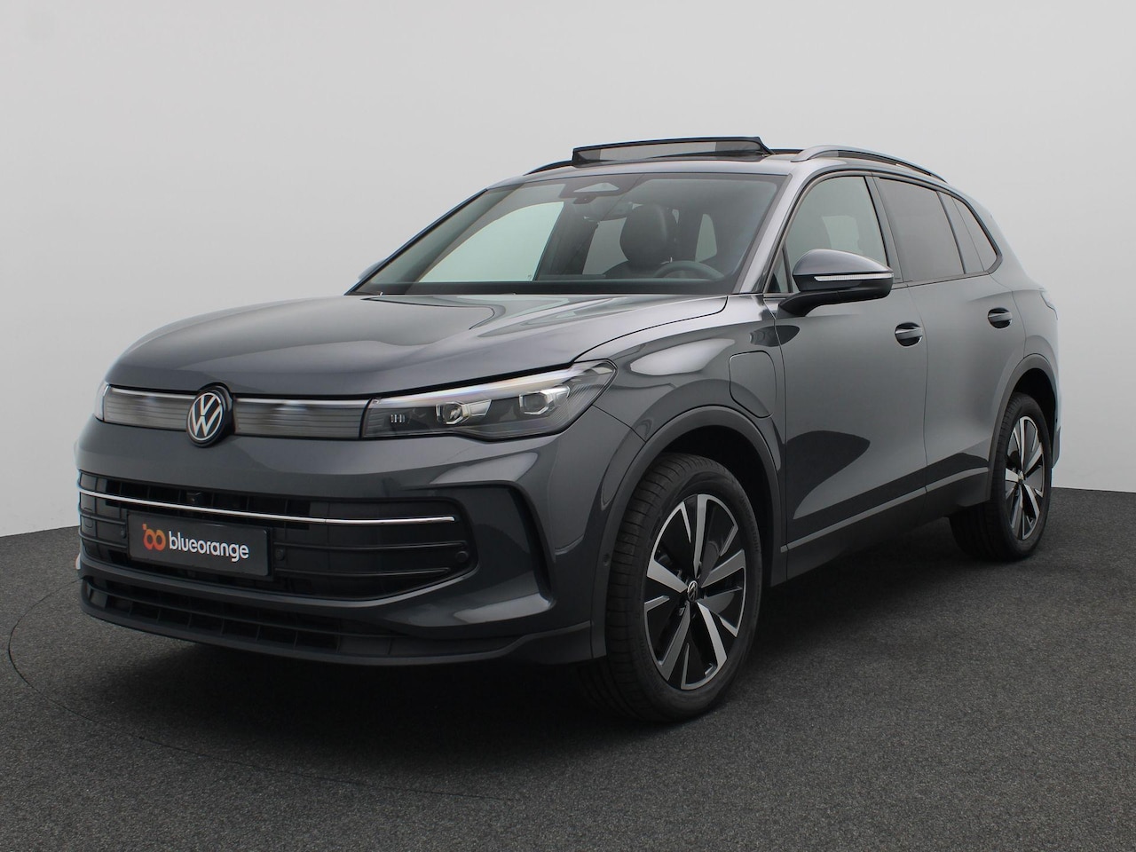 Volkswagen Tiguan - 1.5 eHybrid Life Edition 204PK DSG Panoramadak, Trekhaak, 360gr. Camera, Donkere Hemelbekl - AutoWereld.nl