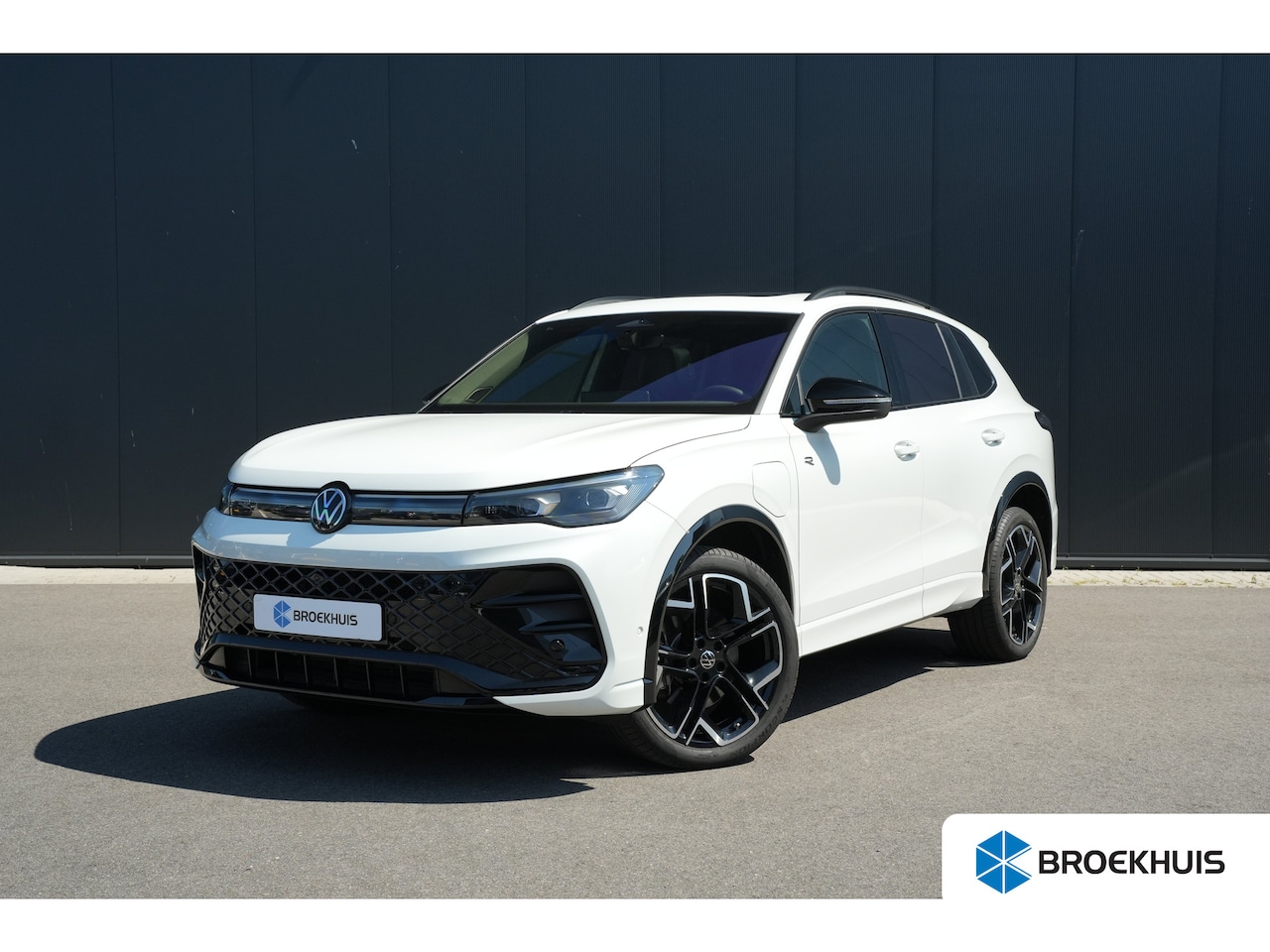 Volkswagen Tiguan - 1.5 eHybrid 272pk R-Line Edition | Panoramadak | Trekhaak | 360 Camera | Leder | Stoelmass - AutoWereld.nl