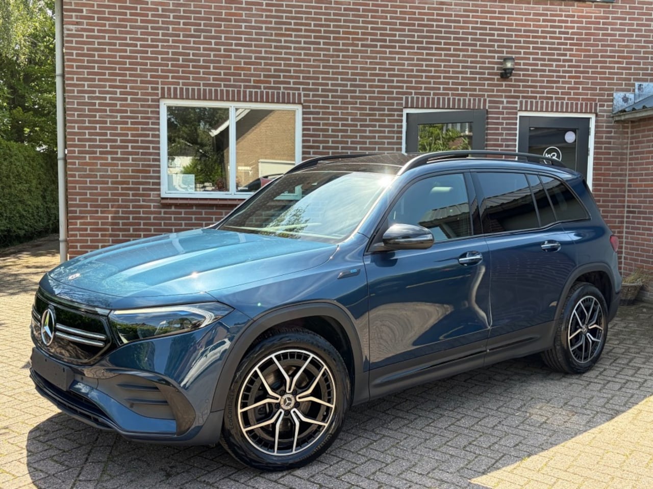 Mercedes-Benz EQB - 300 4Matic AMG 7 ZITS Pano - AutoWereld.nl