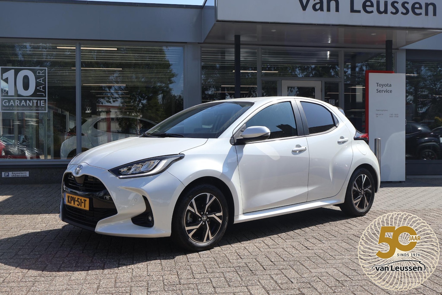 Toyota Yaris - 1.5 HYBRID 115 STYLE STOEL-STUUR VERW. DODEHOEK LED KOPLAMPEN KEYLESS PARK.SENSOREN V+A - AutoWereld.nl