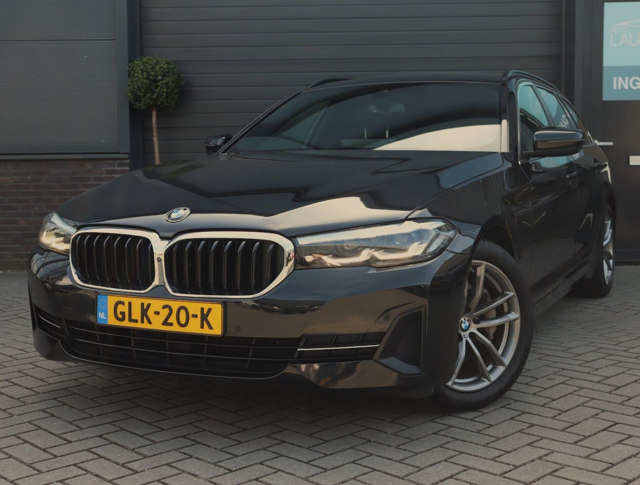 BMW 5-serie Touring - 530e High Executive | Passagiers Scherm | Pano | Stoelverwarming | Trekhaak - AutoWereld.nl