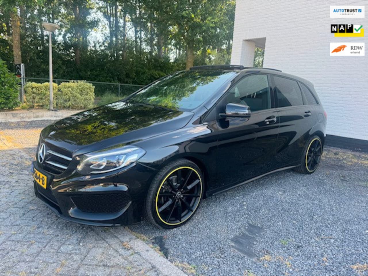 Mercedes-Benz B-klasse - 180 AUTOMAAT PANO AMG NAP NAVI AIRCO - AutoWereld.nl