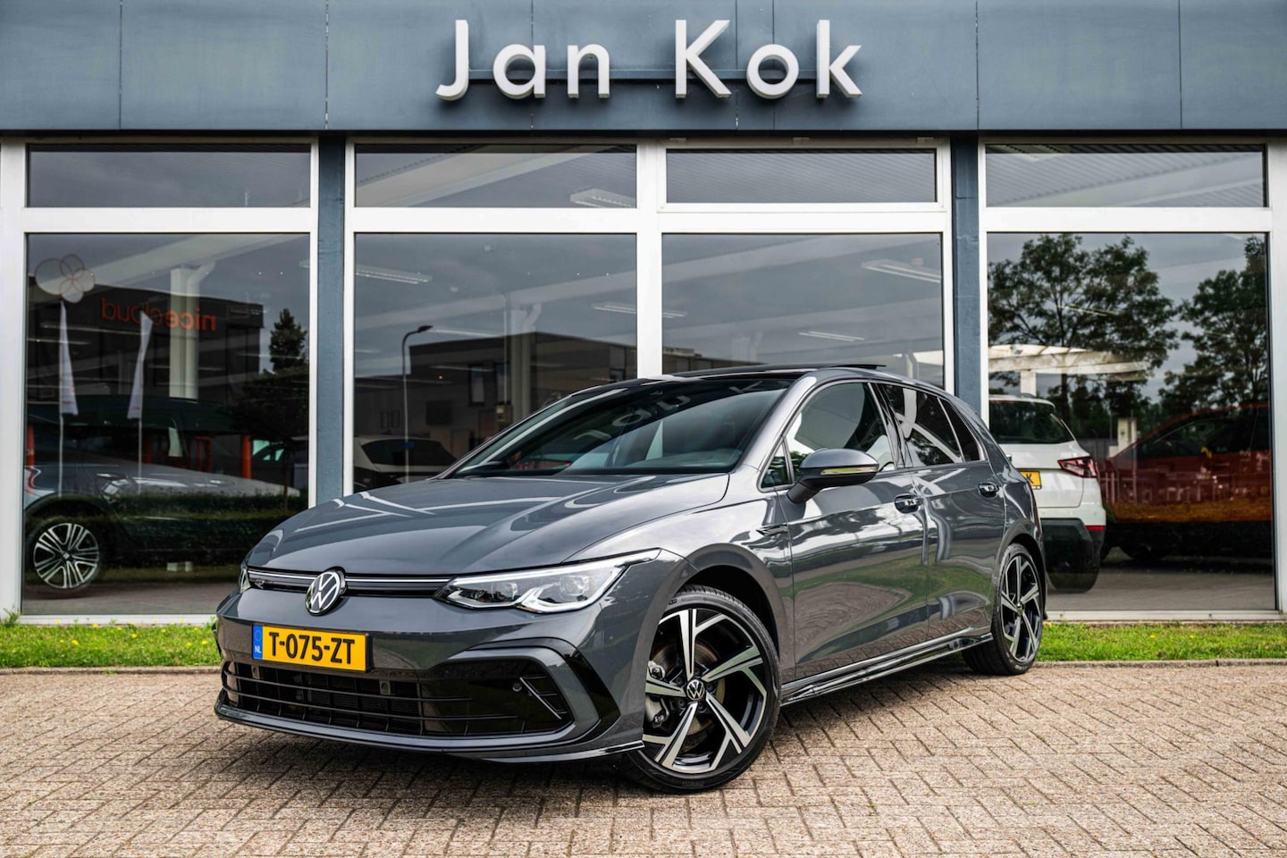 Volkswagen Golf - 1.5 eTSI R-Line | IQ Light | Panoramadak | Camera - AutoWereld.nl