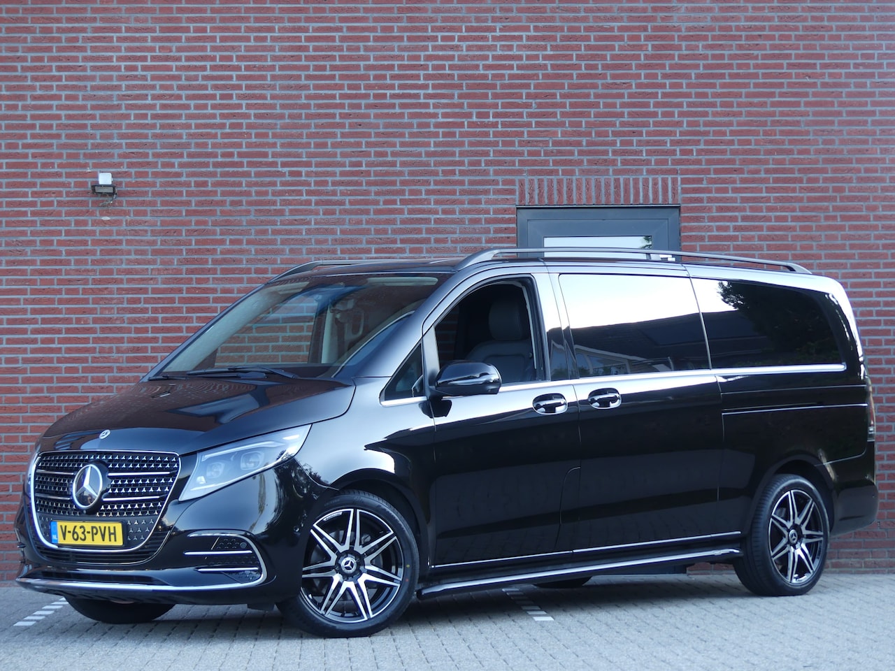 Mercedes-Benz V-klasse - 300d Extra lang AMG Dubbel Cabine LED/Leer/Elek deuren - AutoWereld.nl
