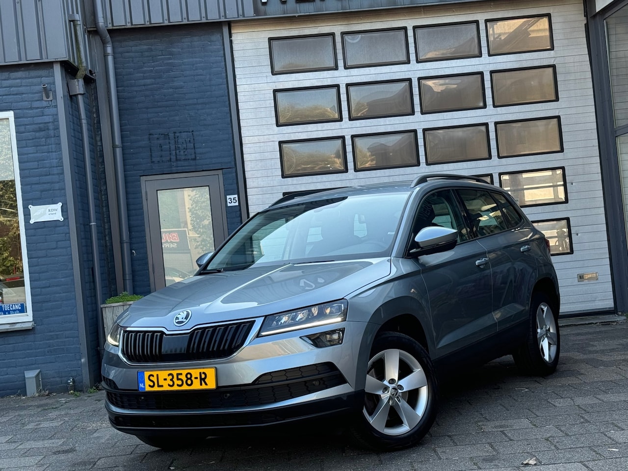 Skoda Karoq - 1.0 TSI Ambition Business | Clima | Cruise | Navi | PDC V+A - AutoWereld.nl