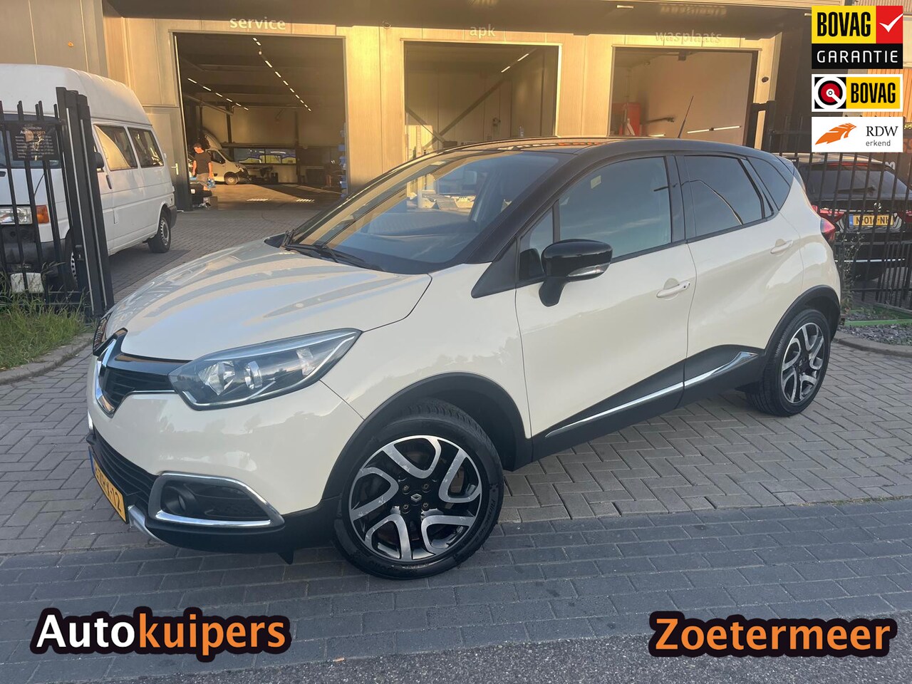 Renault Captur - 1.2 TCe Helly Hansen 1.2 TCe Helly Hansen, key less, clima, navi, R-link multimedia, achteruitrij camera - AutoWereld.nl