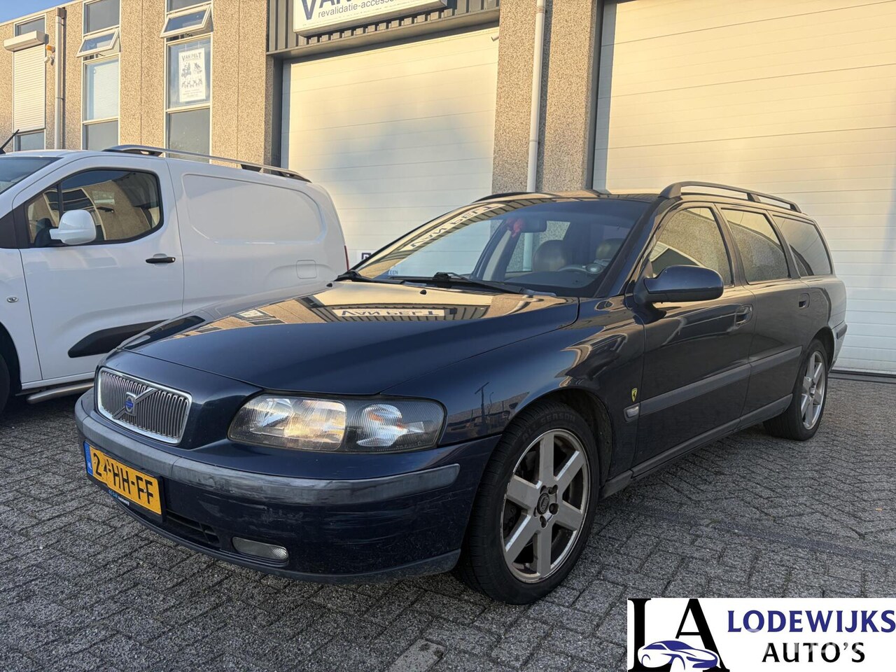 Volvo V70 - 2.4 T Comfort Line 2.4 T 200pk Comfort Line - AutoWereld.nl