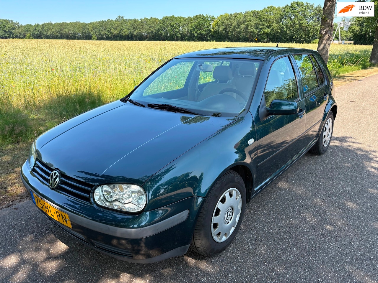 Volkswagen Golf - 1.6 Trendline Automaat/Clima/Trekhaak/Cruis/Beige - AutoWereld.nl