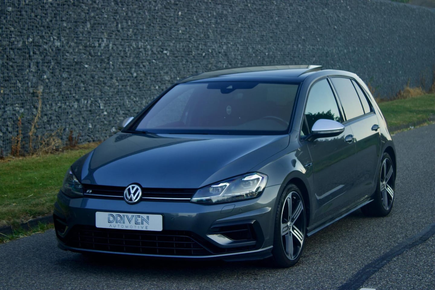 Volkswagen Golf - 7.5 2.0 TSI R | Indium Grey - Pano - APR - AutoWereld.nl