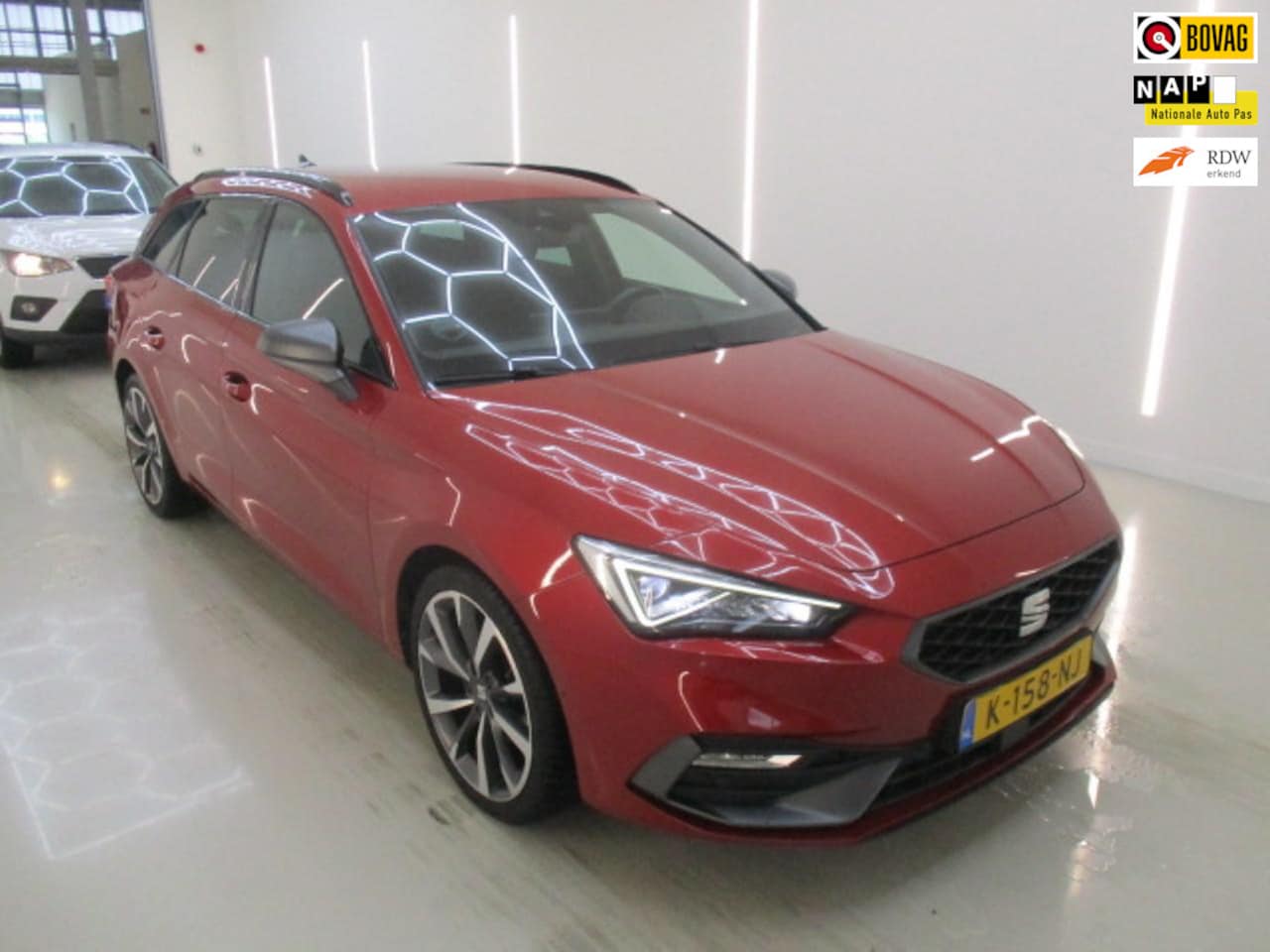 SEAT Leon Sportstourer - 1.5 eTSI 150PK FR Launch Edition+Led+stuur&stoel-verw+Navi+Vitrual+camera+elek-Klep+trekha - AutoWereld.nl